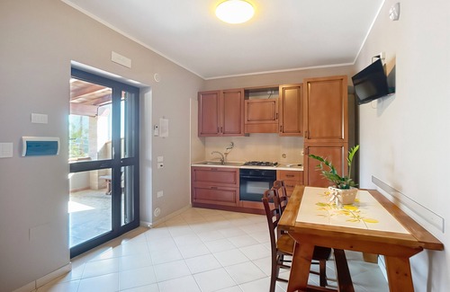 Chiesiola Apartment | Apartment 'Mapa - Carrubo' with Sea View, Wi-Fi and Air Conditioning