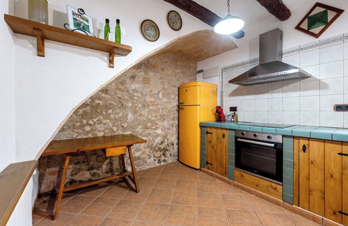Torrelles de Foix Apartment | Apartment 'Mas Colom-Can Cruset' with Mountain View, Private Pool and Wi-Fi
