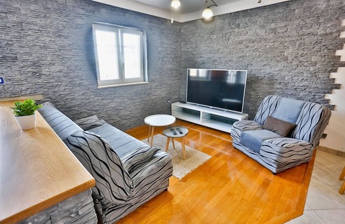 Sutivan Apartment | Apartment Mato - with parking : A5(4+1) - Sutivan, Island Brac, Croatia