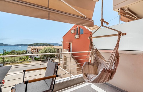 Perigiali Apartment | Apartment 'Mella Roa Amber' with Sea View, Wi-Fi and Air Conditioning