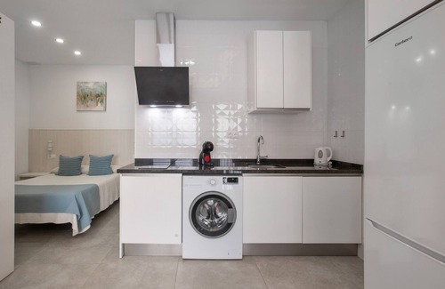 Jardin de la Abadia Apartment | Apartment 'Mendoza Loft Málaga' with Wi-Fi and Air Conditioning
