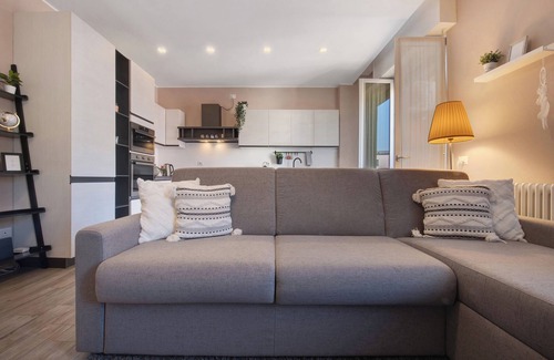 Como Apartment | Apartment 'Modern Flat - Como Centro' with Private Terrace, Wi-Fi and Air Conditioning