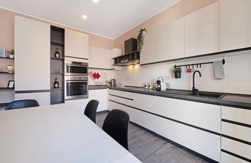 Como Apartment | Apartment 'Modern Flat - Como Centro' with Private Terrace, Wi-Fi and Air Conditioning