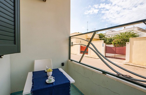 Porto Cesareo Apartment | Apartment 'Monolocale Petraroli Esterno' with Shared Garden, Balcony and Air Conditioning