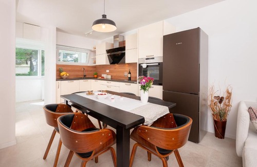 Split Apartment | Apartment Nika