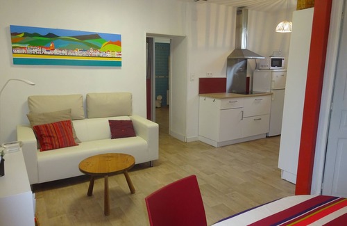 Saint-Jean-de-Luz Hotel | Apartment of 50 m², T3 calm and renovated, 50 m from the large beach