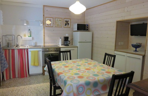 Saint-Jean-de-Fos Apartment | Apartment on estate with swimming pool, for a vacation in the heart of nature