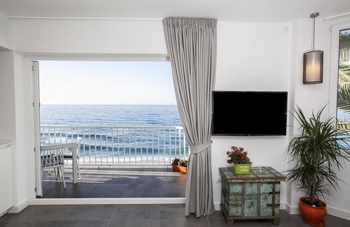 Nerja City Centre Apartment | Apartment on the Beach with Sea Views, Balcony, Shared Pool & WiFi