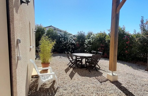 Pouzolles Apartment | Apartment on the ground floor in a guest house with swimming pool