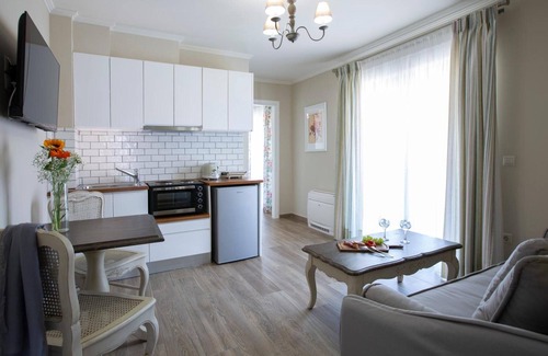 Nidri Apartment | Apartment 'One-Bedroom Suite A' with Balcony and Air Conditioning