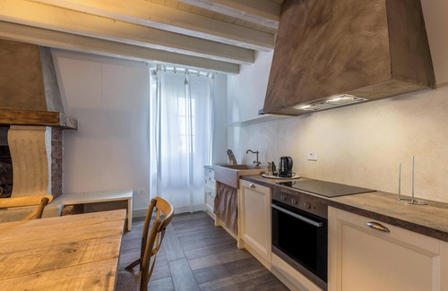 Desenzano del Garda Apartment | Apartment "Ontano" in Farmhouse Style with Wi-Fi, Shared Garden & Pool