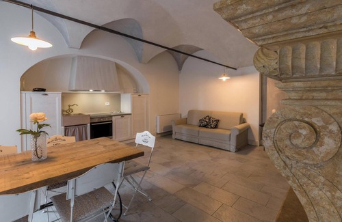 Desenzano del Garda Apartment | Apartment "Ortensia" in Country House Style with Private Garden & Shared Pool