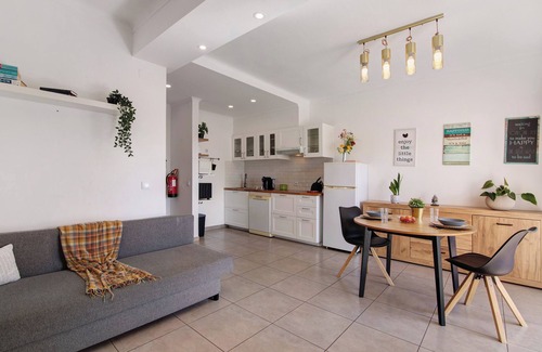 Oura Apartment | Apartment 'Oura Beach' with Shared Garden, Wi-Fi and Air Conditioning