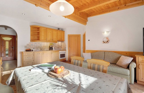 La Valle Apartment | Apartment 'Pares' with Mountain View, Shared Garden and Wi-Fi