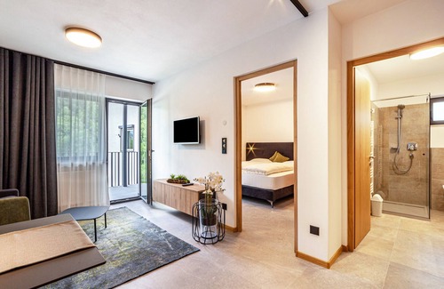 Parcines Apartment | Apartment "Pauli 4" with Mountain View, View of the spa town of Merano, Balcony & Wi-Fi