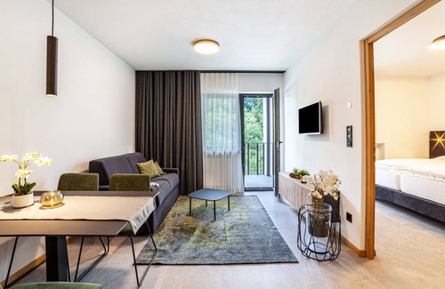 Parcines Apartment | Apartment "Pauli 4" with Mountain View, View of the spa town of Merano, Balcony & Wi-Fi