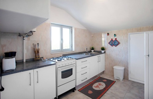 Famalicao Apartment | Apartment 'Quinta Das Andorinhas - Nazaré' with Mountain View, Private Pool and Wi-Fi
