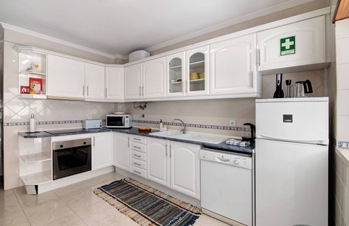 Vila Nova De Cacela Apartment | Apartment 'Rosas No Lagar' with Private Terrace, Wi-Fi and Air Conditioning