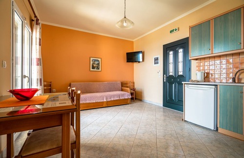 Vlachata Apartment | Apartment "Ria 1" with Sea View, Balcony & Wi-Fi