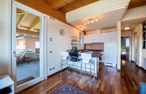 Salo Apartment | Apartment 'Rocchetta' with Lake View, Wi-Fi and Air Conditioning