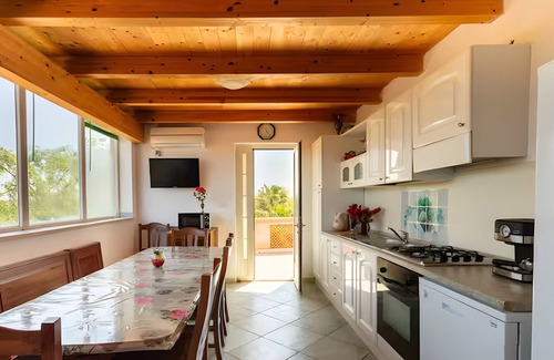 Brindisi Apartment | Apartment 'Rosa Dei Venti' with Shared Pool, Wi-Fi and Air Conditioning
