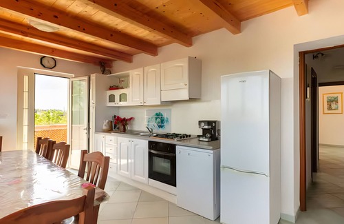 Brindisi Apartment | Apartment 'Rosa Dei Venti' with Shared Pool, Wi-Fi and Air Conditioning