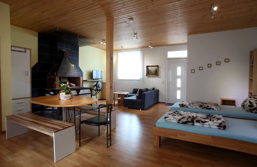 Waldstetten Apartment | Apartment 'Schmide' with Shared Terrace, Shared Garden and Wi-Fi