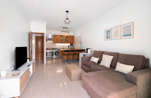 Alporchinhos Apartment | Apartment 'Sea Breeze Of Alporchinhos' with Sea View, Wi-Fi and Air Conditioning