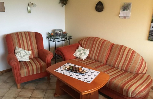 Nordstrand Apartment | Apartment 'Seewind' with Shared Terrace and Shared Garden