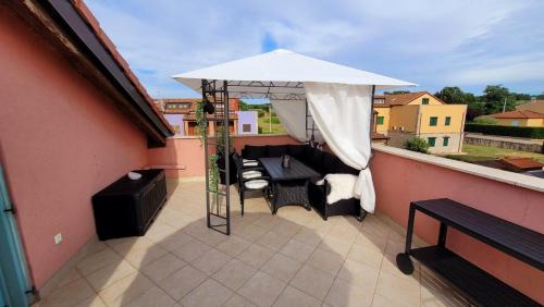 Gedici Apartment | Apartment Sofia with Roof Terrace and Sea View in Gedici