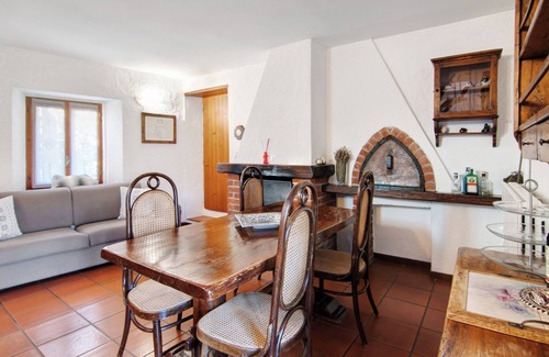 Moltrasio Apartment | Apartment "Stone house and dependance 7 pers" with Lake View & Wi-Fi