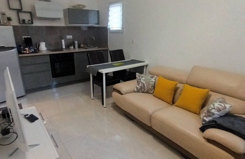 Grand Sud Apartment | Apartment 'Studio Indépendant Avec Jardin' with Wi-Fi and Air Conditioning