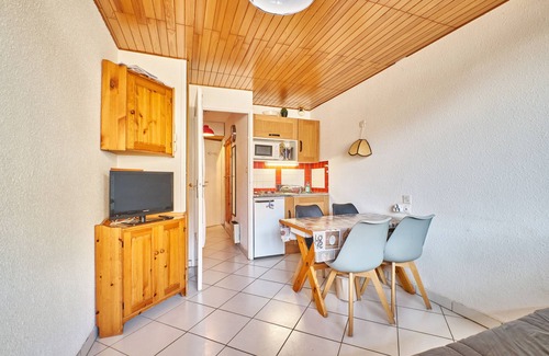 Eclose-Est Apartment | Apartment "Studio au Pied des Pistes" with Private Garden & Wi-Fi