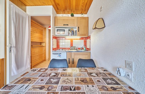 Eclose-Est Apartment | Apartment "Studio au Pied des Pistes" with Private Garden & Wi-Fi