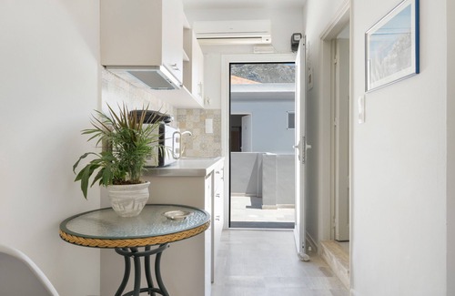 Panormos Apartment | Apartment 'Studio No 15' with Shared Pool, Wi-Fi and Air Conditioning