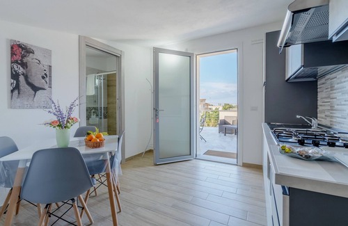 Fontane Bianche Apartment | Apartment 'Sud In Villa Sele' with Sea View, Wi-Fi and Air Conditioning