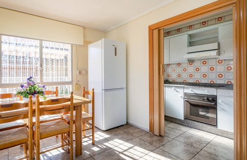 Santa Pola Apartment | Apartment 'Sunflower Salamanca' with Balcony, Wi-Fi and Air Conditioning
