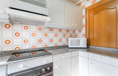 Santa Pola Apartment | Apartment 'Sunflower Salamanca' with Balcony, Wi-Fi and Air Conditioning