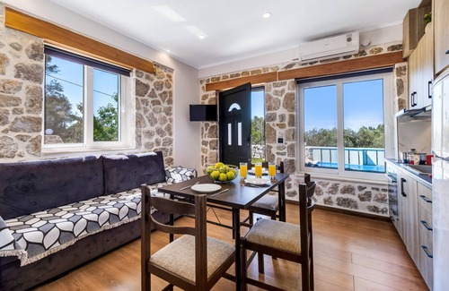 Tsoukaladhes Apartment | Apartment "Superior Apartment A" close to the Beach with Shared Pool & Wi-Fi