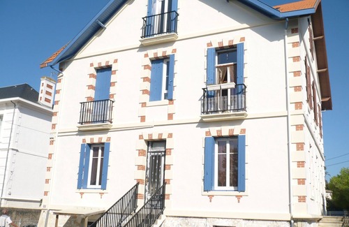 Pontaillac Apartment | Apartment T2 Qtier Pontaillac, house early 20th century, 100m Beach