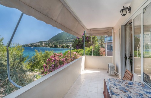Nikiana Apartment | Apartment 'Theodoros 1' with Sea View, Wi-Fi and Air Conditioning