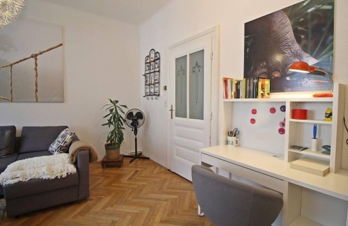 Favoriten Apartment | Apartment Tichy by Interhome