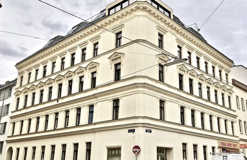 Neulerchenfeld Apartment | Apartment Top 2 mit Doppelbett im Wohnraum