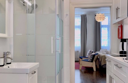 Neulerchenfeld Apartment | Apartment Top 2 mit Doppelbett im Wohnraum