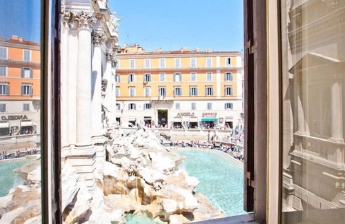 Rione III Colonna Apartment | Apartment Trevi Fountain View, luxurious apartment with stunning views on the Trevi Fountain