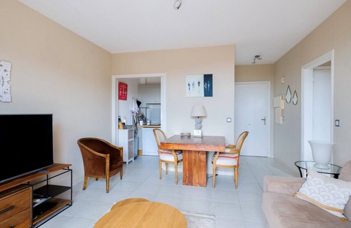 Villeneuve-Loubet Apartment | Apartment 'Vaugrenier Presidences' with Sea View, Wi-Fi and Air Conditioning