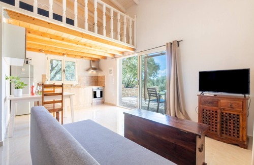 Ieromonachos Apartment | Apartment 'Villa Elaia 7' with Mountain View, Wi-Fi and Air Conditioning