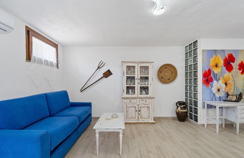 Sanluri Historic Centre House | Apartment 'Villa Fraisca Appartamento Iris' with Shared Garden, Wi-Fi and Air Conditioning