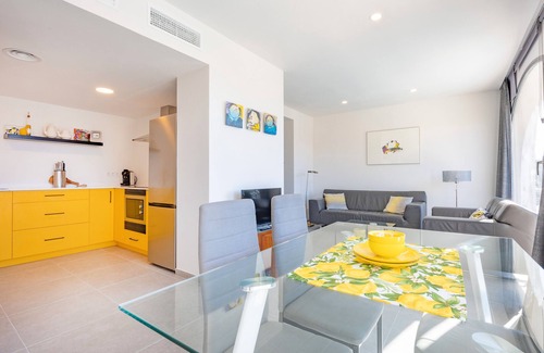 Aigues Apartment | Apartment 'Villa Hoy Limón' with Mountain View, Wi-Fi and Air Conditioning