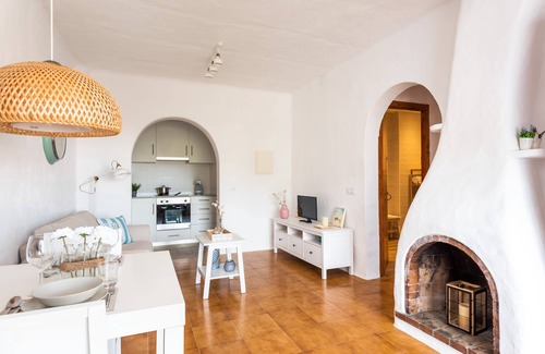 Platges de Fornells Apartment | Apartment 'Vistafaro' with Sea View, Shared Pool and Wi-Fi